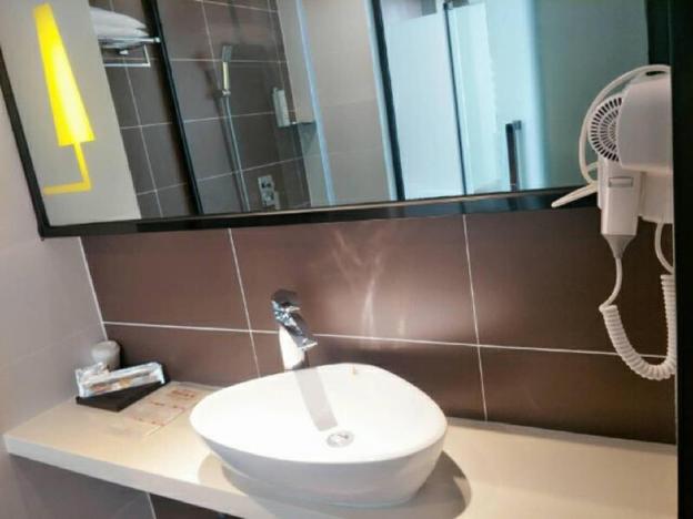 iu hotel xingyi sports center