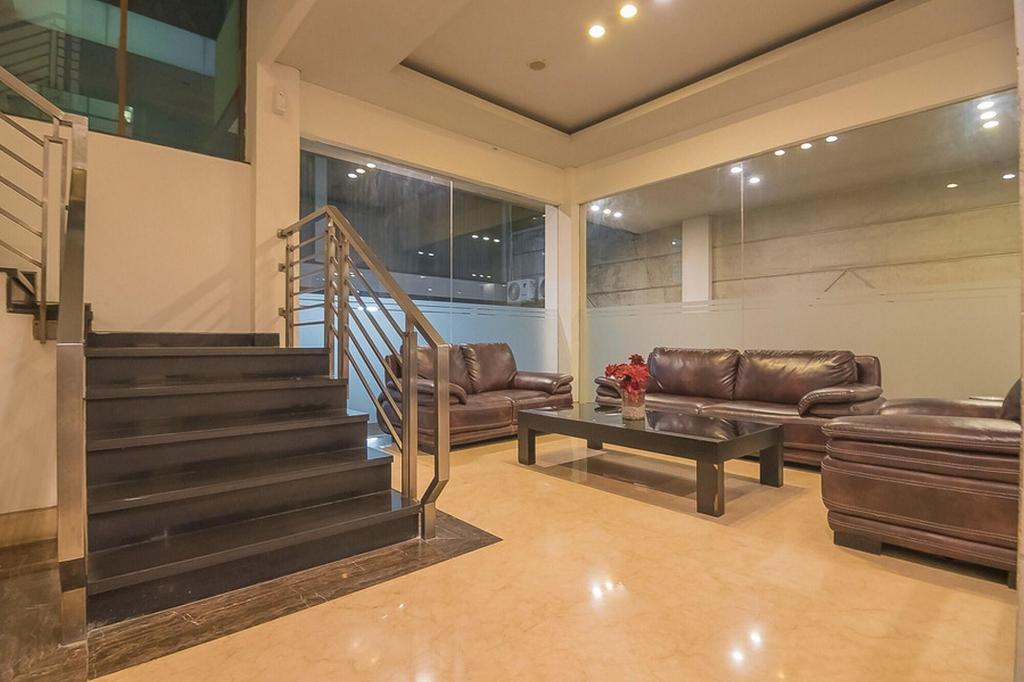 reddoorz premium near paris van java mall