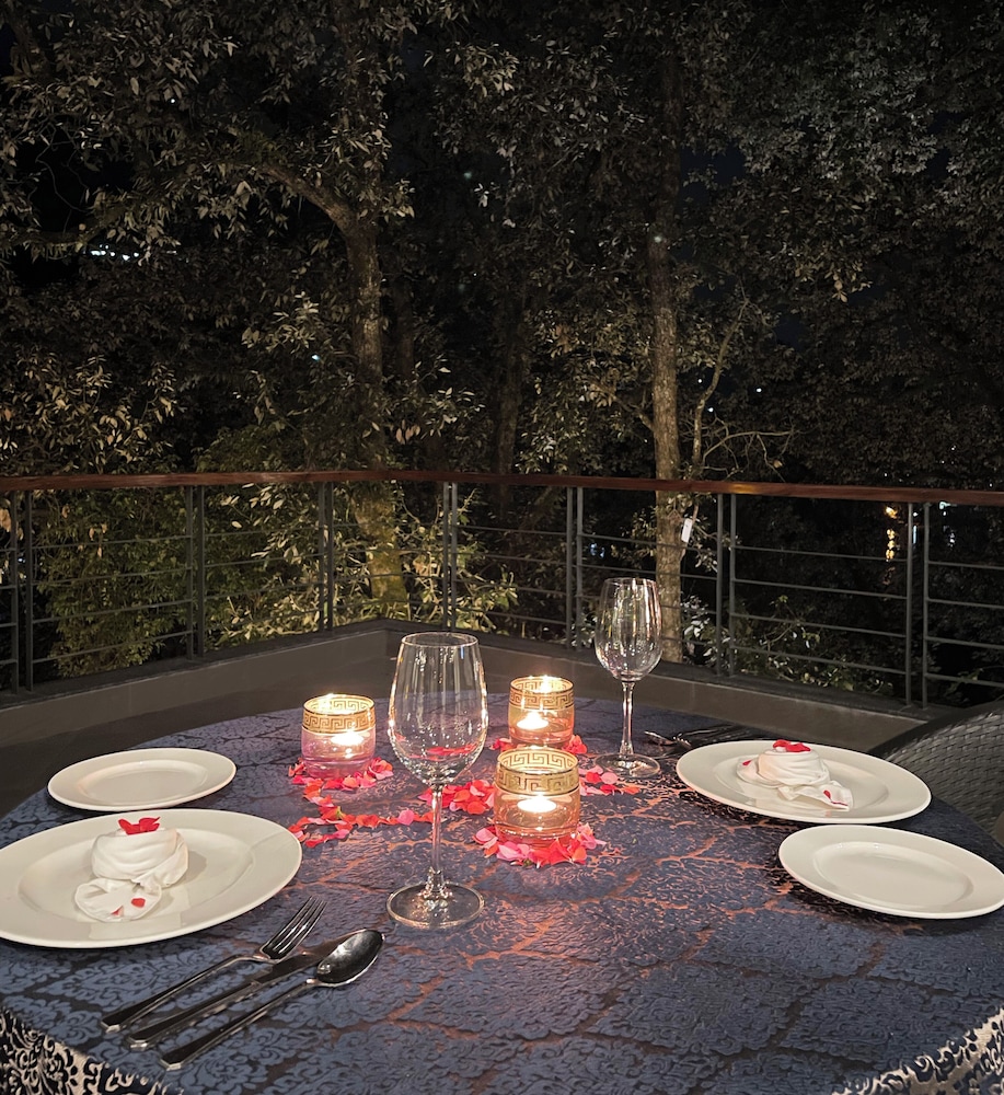 the rosefinch sarovar portico