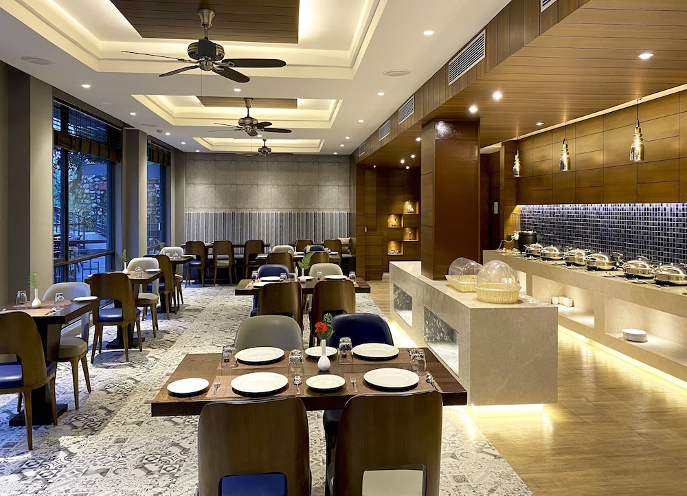 the rosefinch sarovar portico