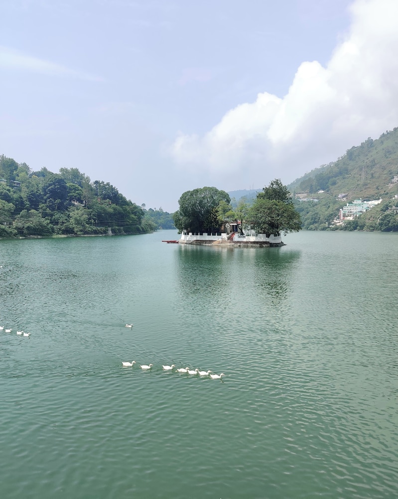 the rosefinch sarovar portico