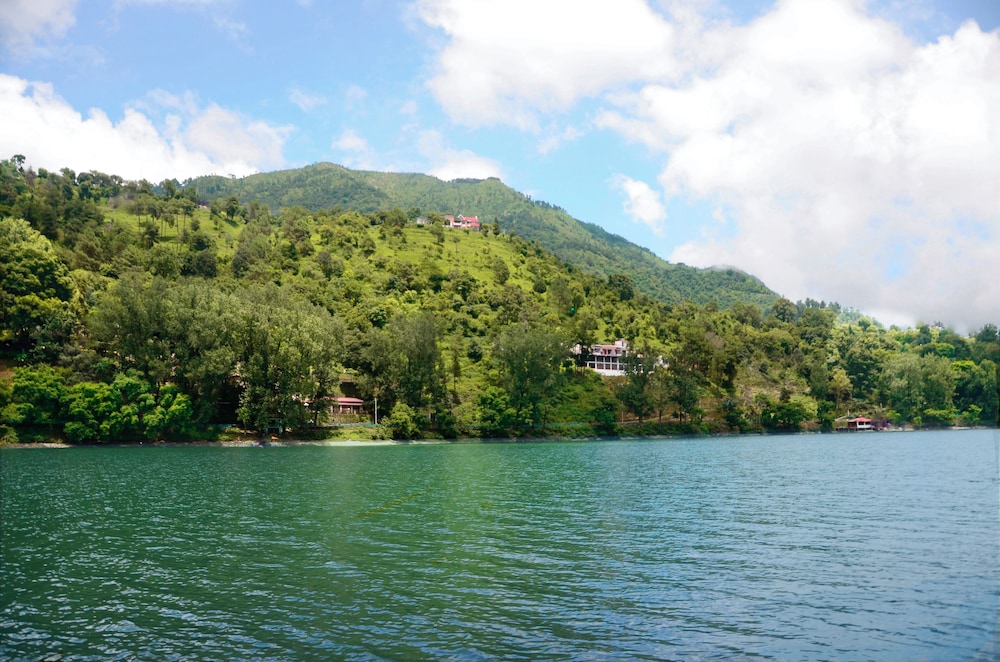 the rosefinch sarovar portico