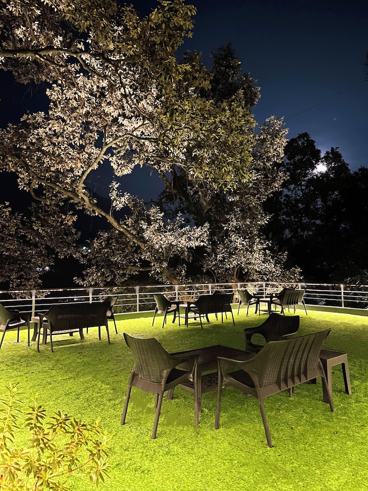 the rosefinch sarovar portico