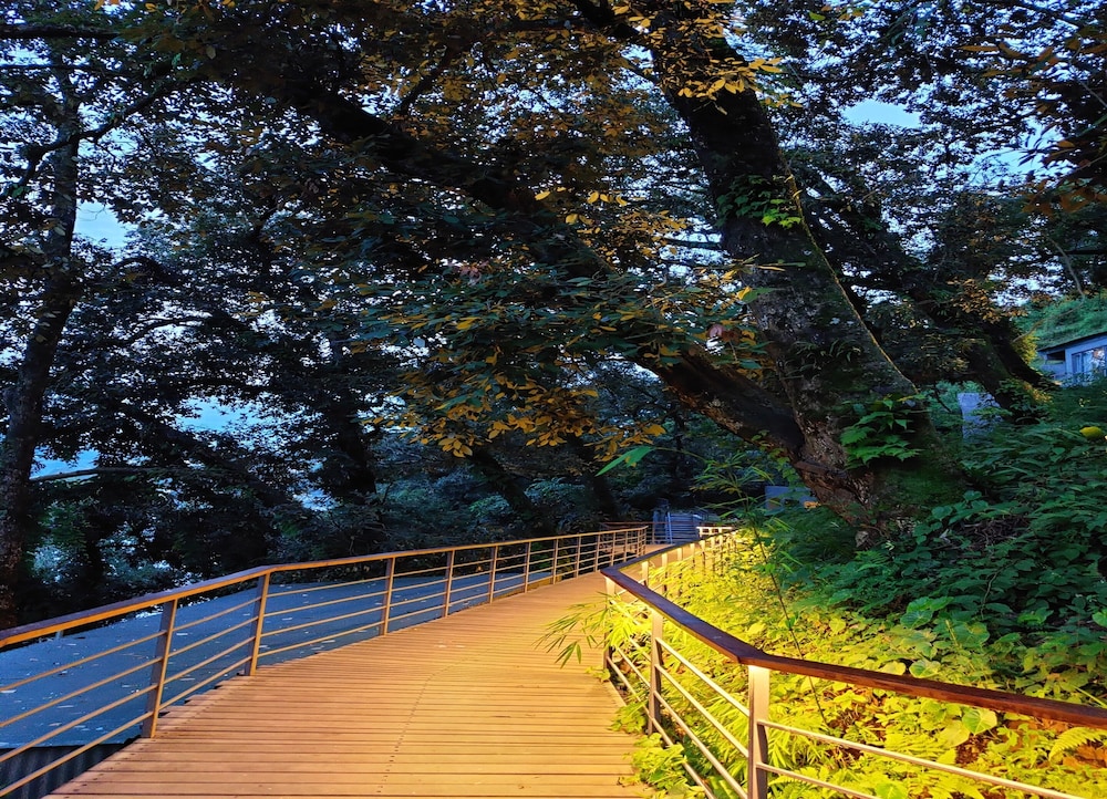 the rosefinch sarovar portico