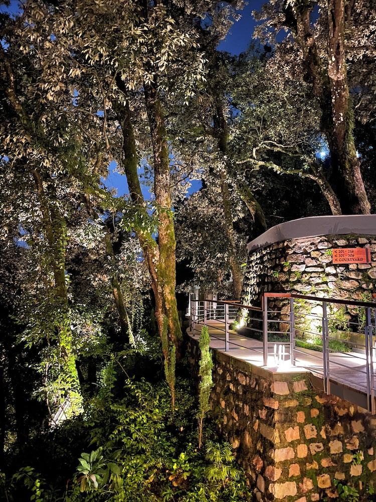 the rosefinch sarovar portico