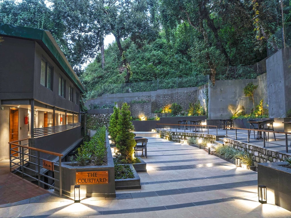 the rosefinch sarovar portico