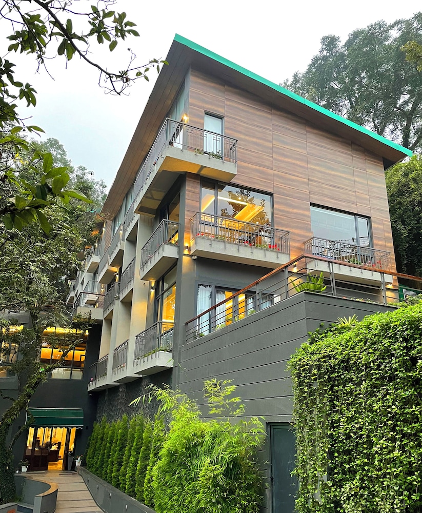 the rosefinch sarovar portico