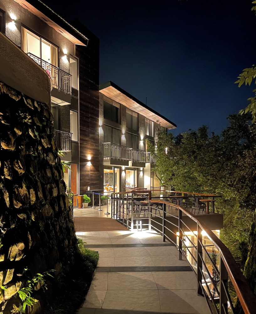 the rosefinch sarovar portico