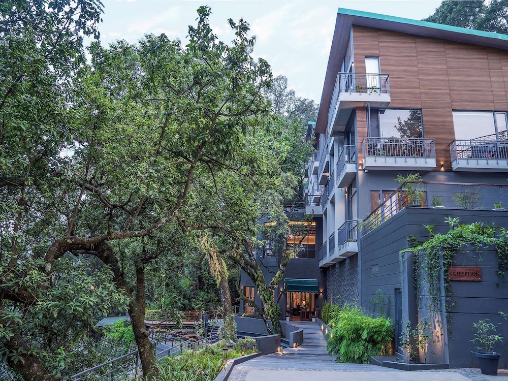 the rosefinch sarovar portico