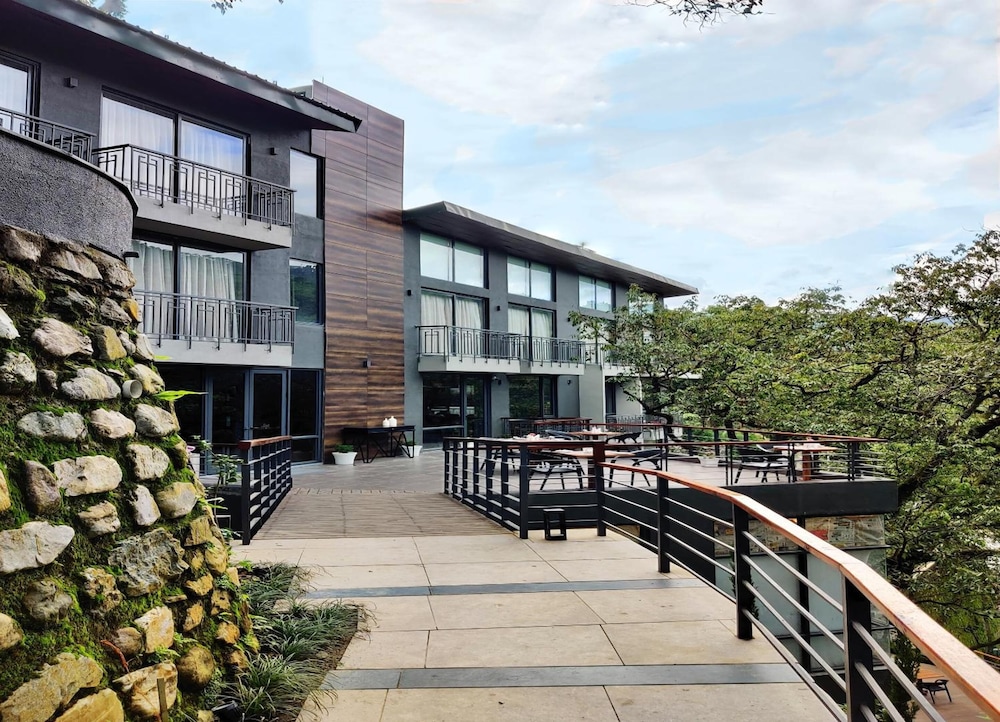 the rosefinch sarovar portico