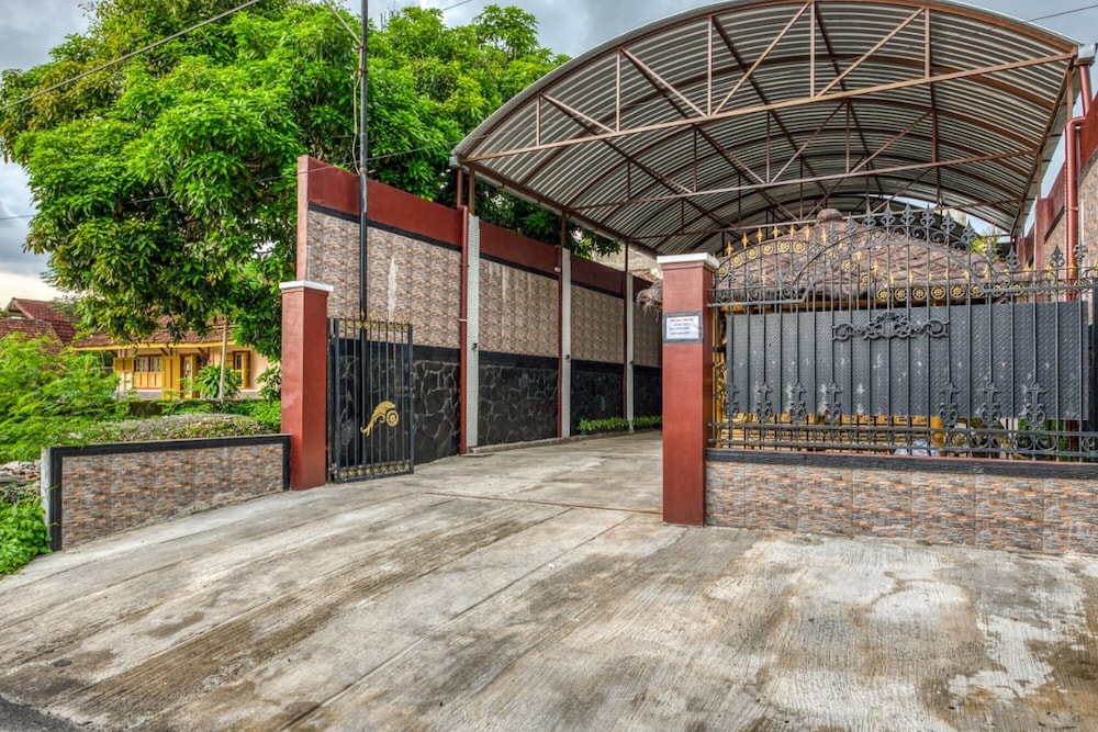 reddoorz syariah near kebon rojo park blitar