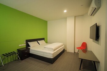 travelers plus hostel
