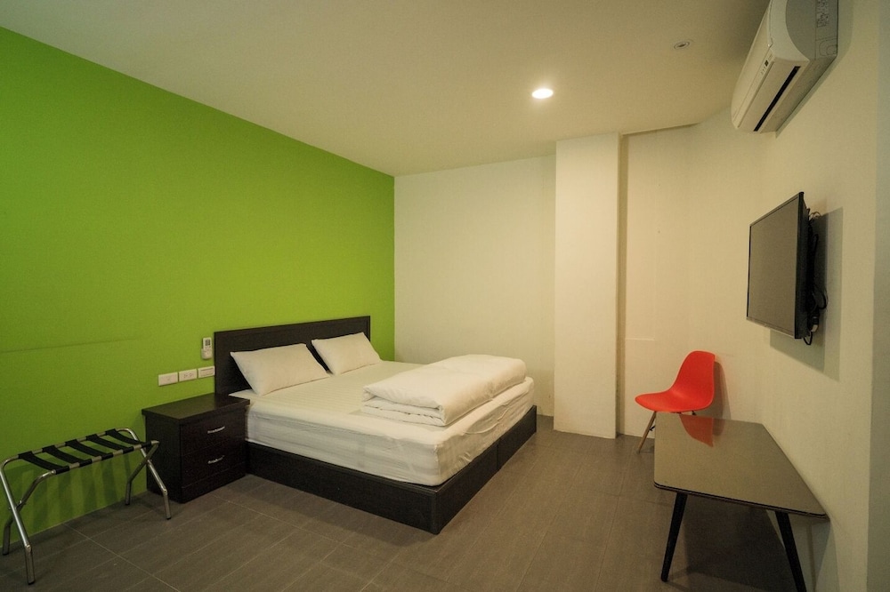 travelers plus hostel