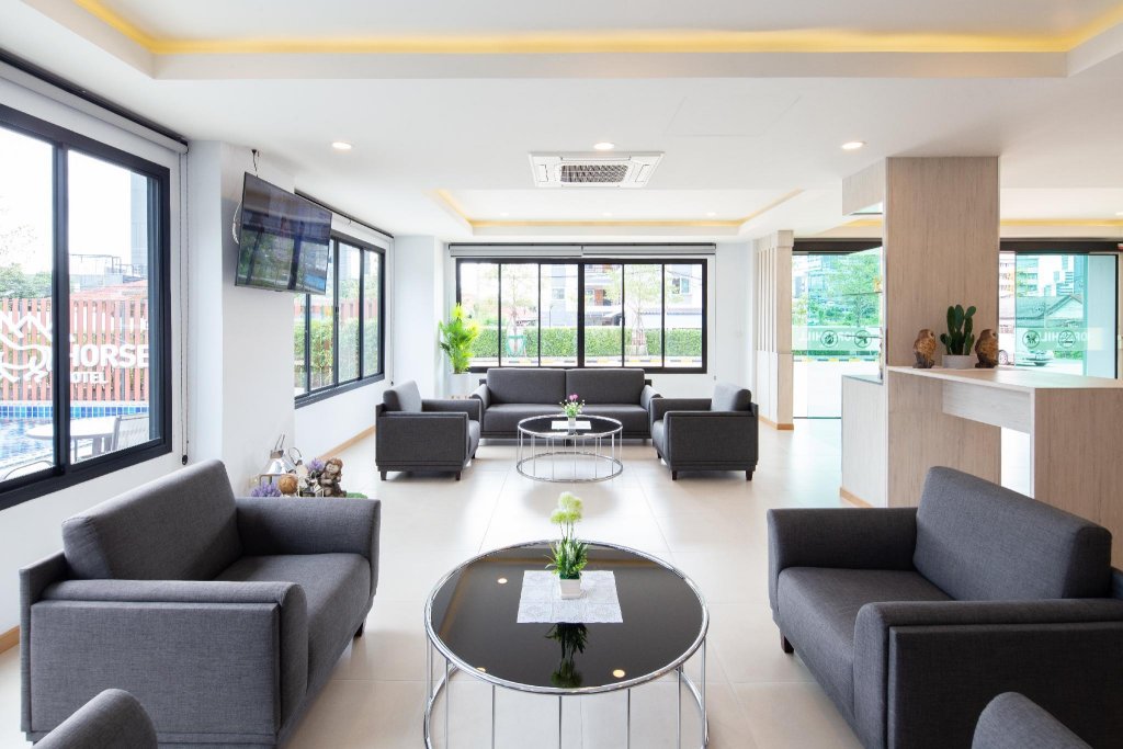 horsehill hotel sriracha