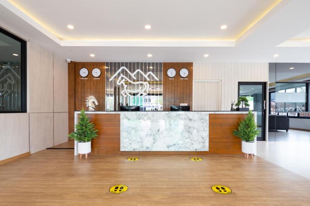 horsehill hotel sriracha