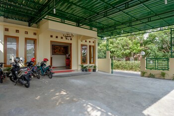 reddoorz near stadion 45 karanganyar
