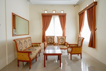 reddoorz near stadion 45 karanganyar