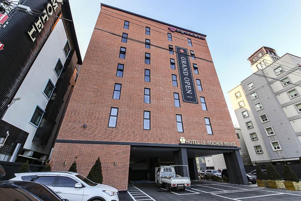 lerocherrouge hotel
