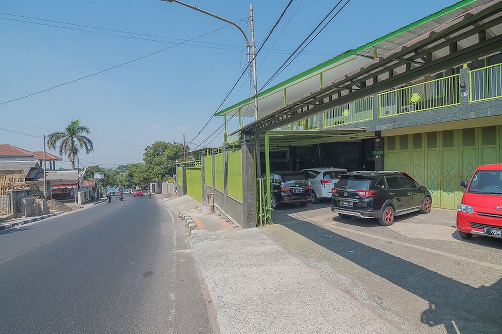 reddoorz syariah near museum wisma karya subang