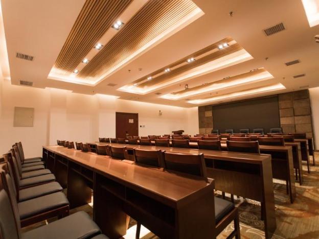 greentree innzhangjiakou high speed railway station business hotel