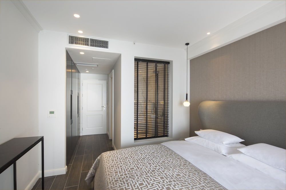 vivid blue serenity resort