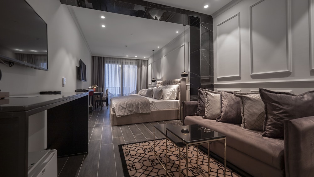 vivid blue serenity resort