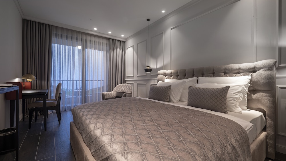 vivid blue serenity resort