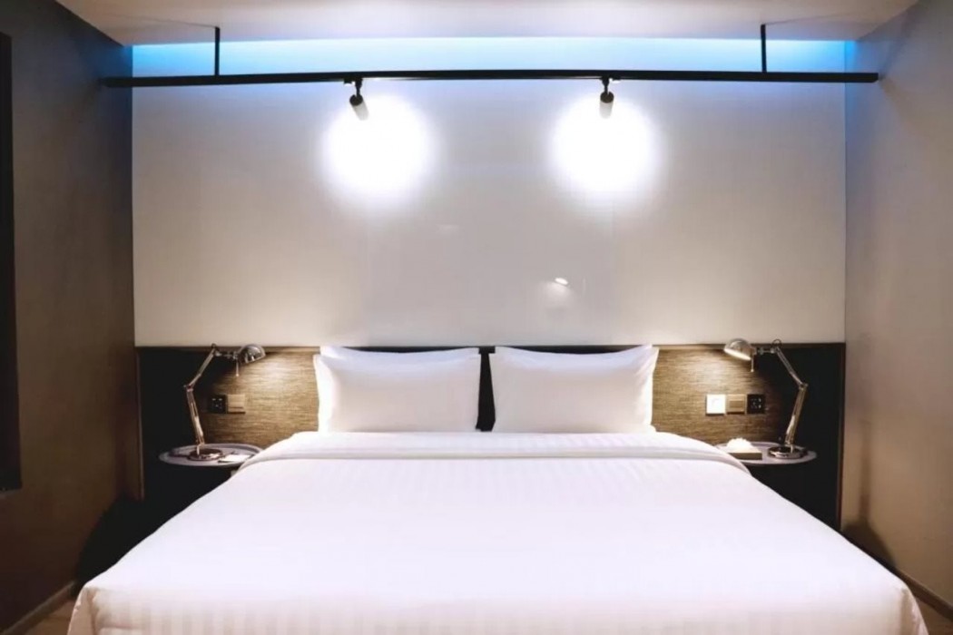 the quarter silom by uhg