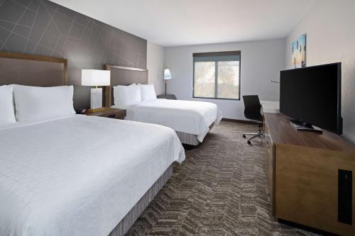 best western valencia six flags inn and suites