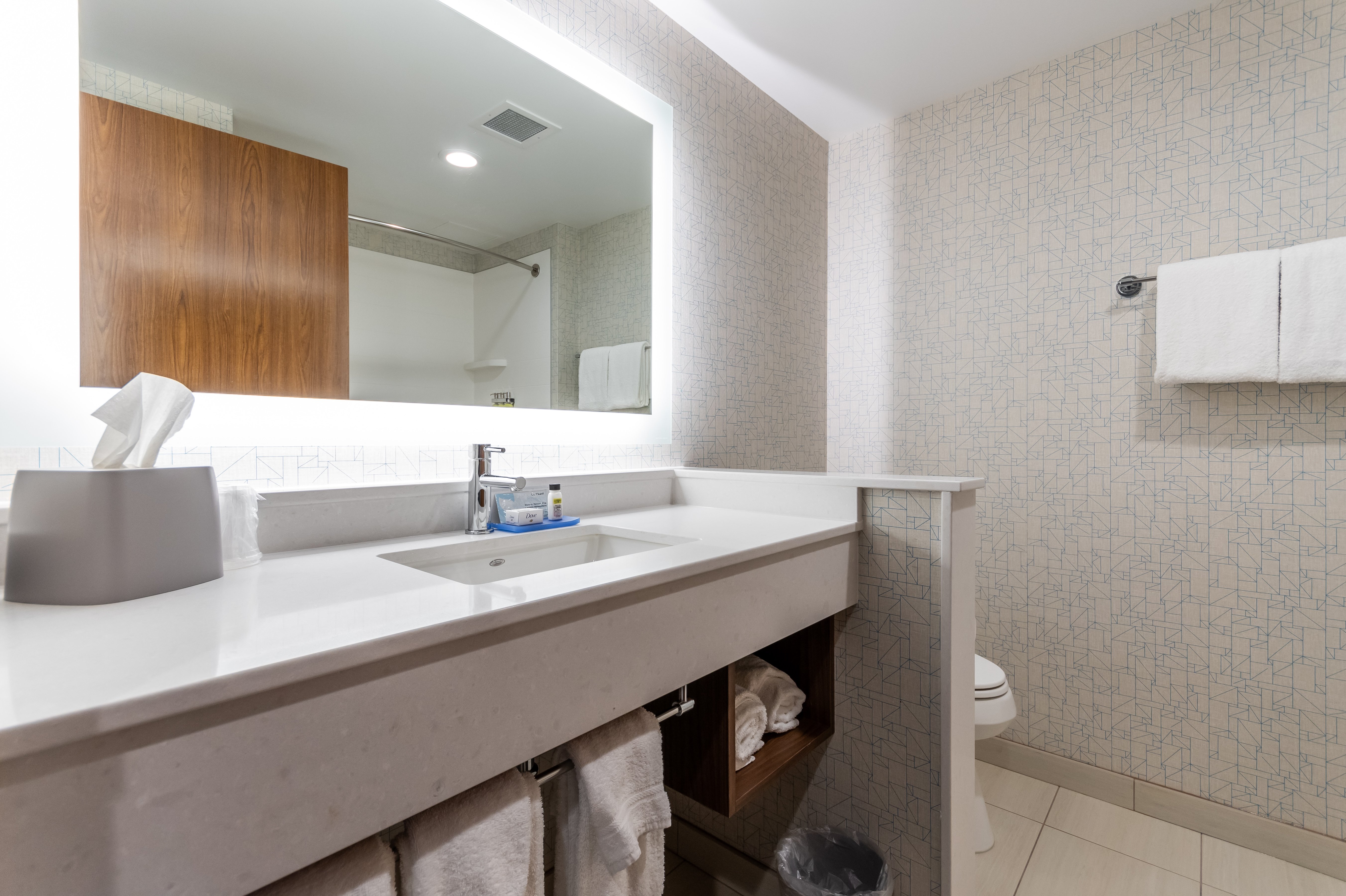 holiday inn express and suites chilliwack east an ihg hotel
