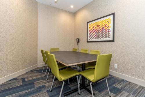 holiday inn express and suites chilliwack east an ihg hotel