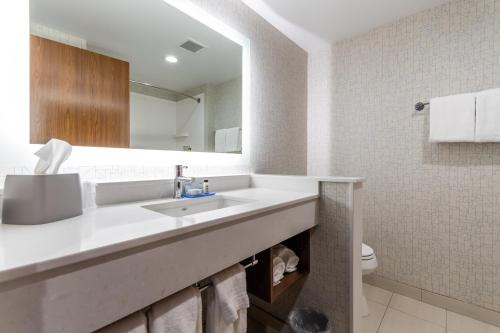 holiday inn express and suites chilliwack east an ihg hotel