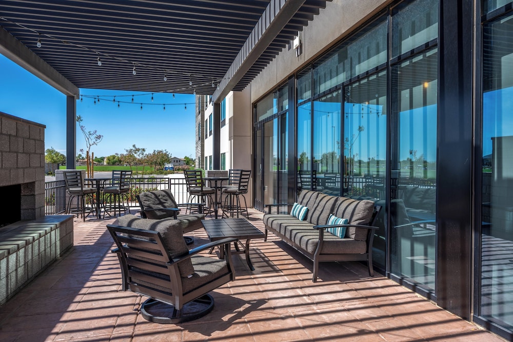 holiday inn express and suites gilbert mesa gateway airport