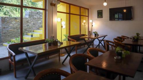 whoopers boutique resort jibhi