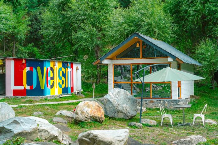 whoopers boutique resort jibhi