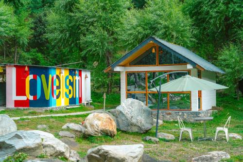 whoopers boutique resort jibhi