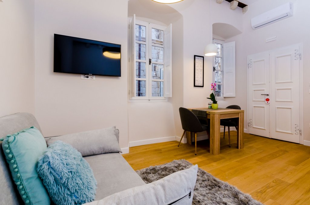 leonarda baroque house old town