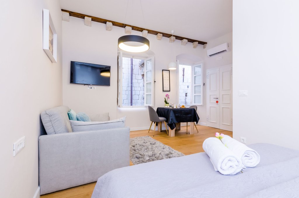 leonarda baroque house old town