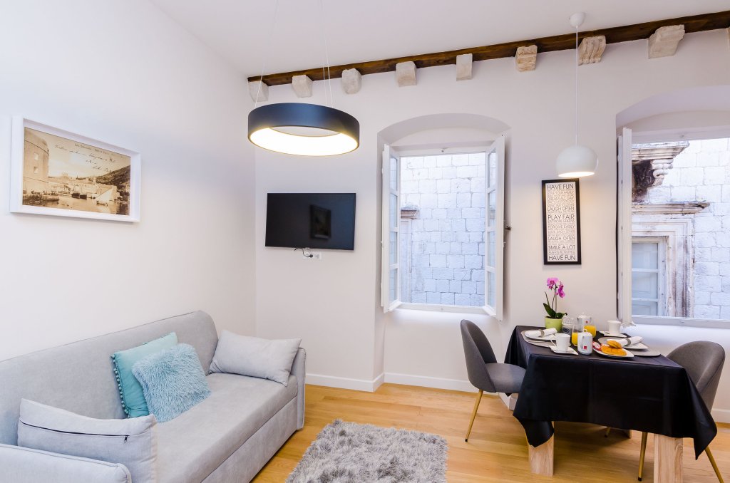 leonarda baroque house old town