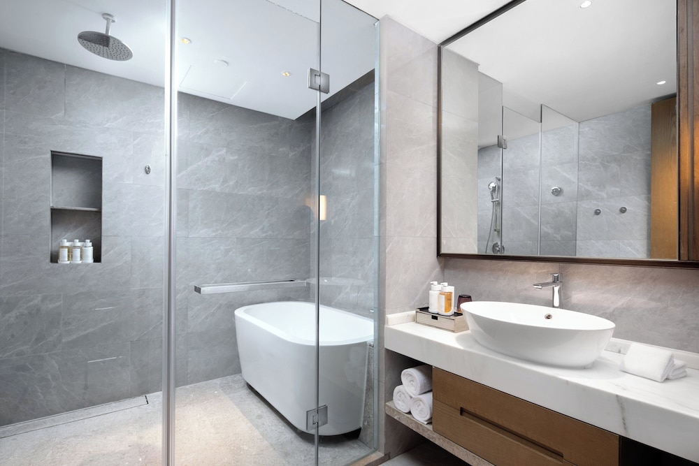 holiday inn and suites sanya yalong bay