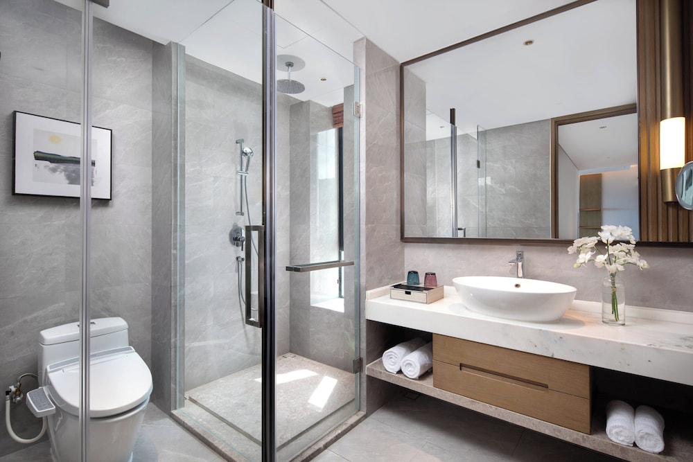 holiday inn and suites sanya yalong bay