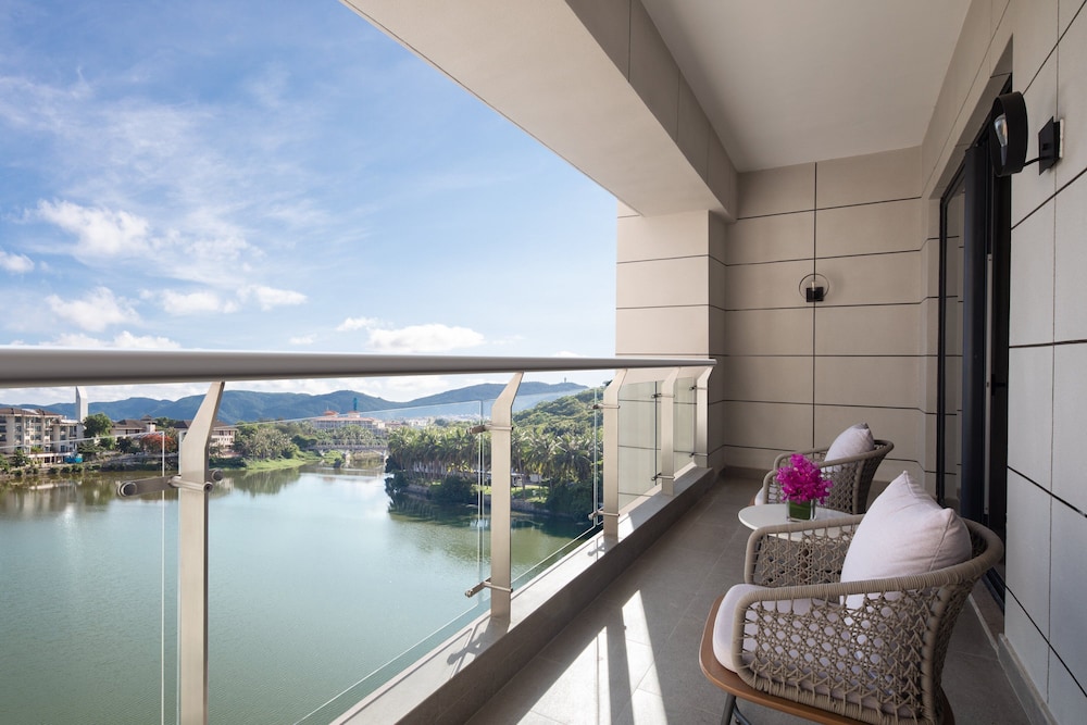 holiday inn and suites sanya yalong bay