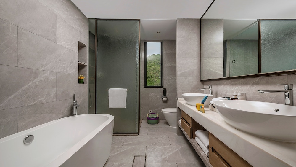 holiday inn and suites sanya yalong bay