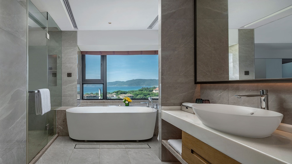 holiday inn and suites sanya yalong bay