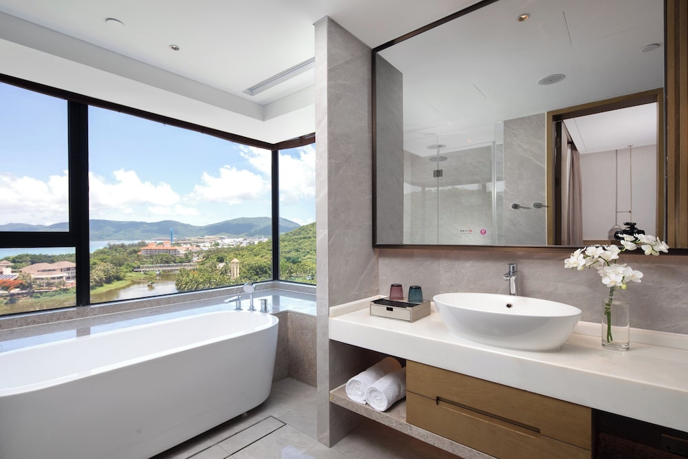 holiday inn and suites sanya yalong bay