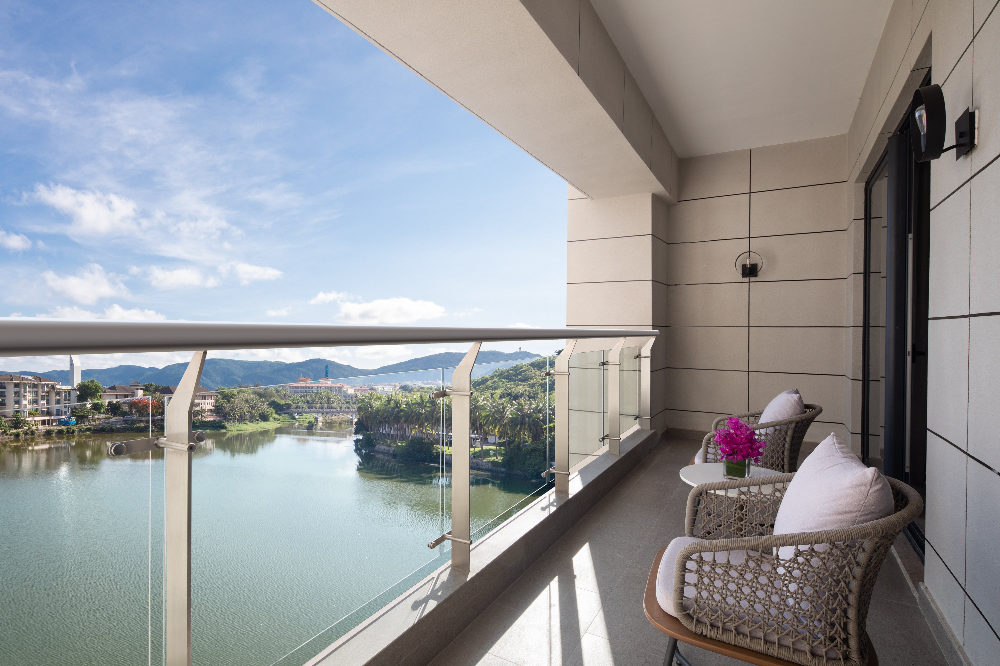holiday inn and suites sanya yalong bay