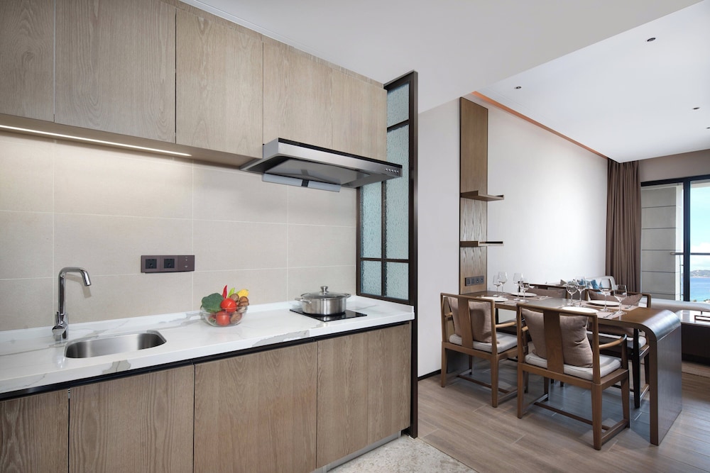 holiday inn and suites sanya yalong bay