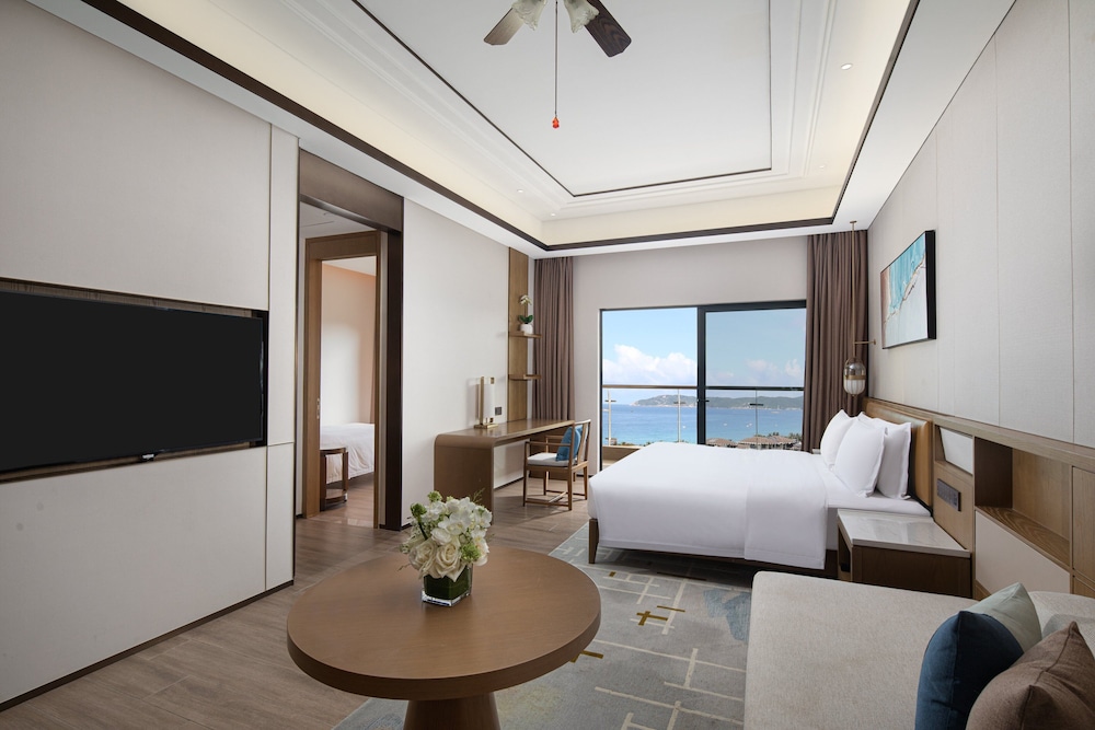 holiday inn and suites sanya yalong bay