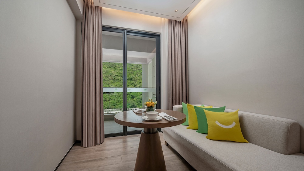 holiday inn and suites sanya yalong bay