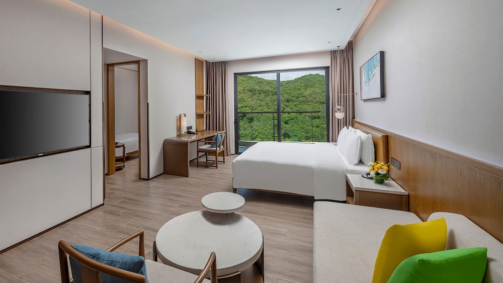 holiday inn and suites sanya yalong bay